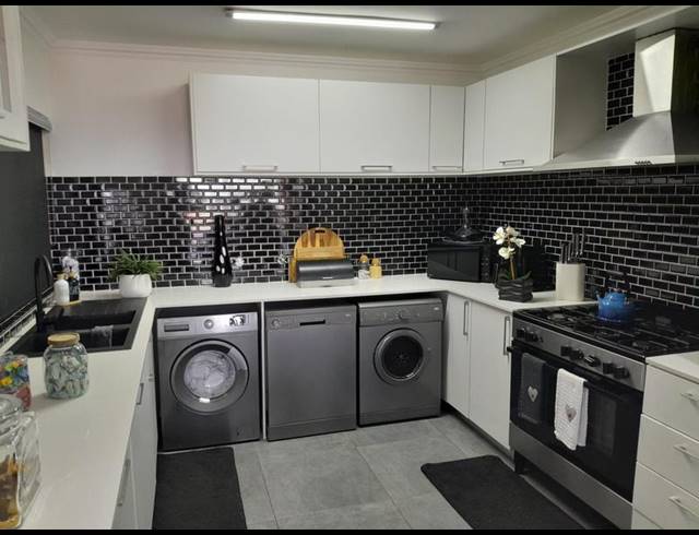 3 BEDROOM TOWNHOUSE FOR SALE IN SUNNYROCK